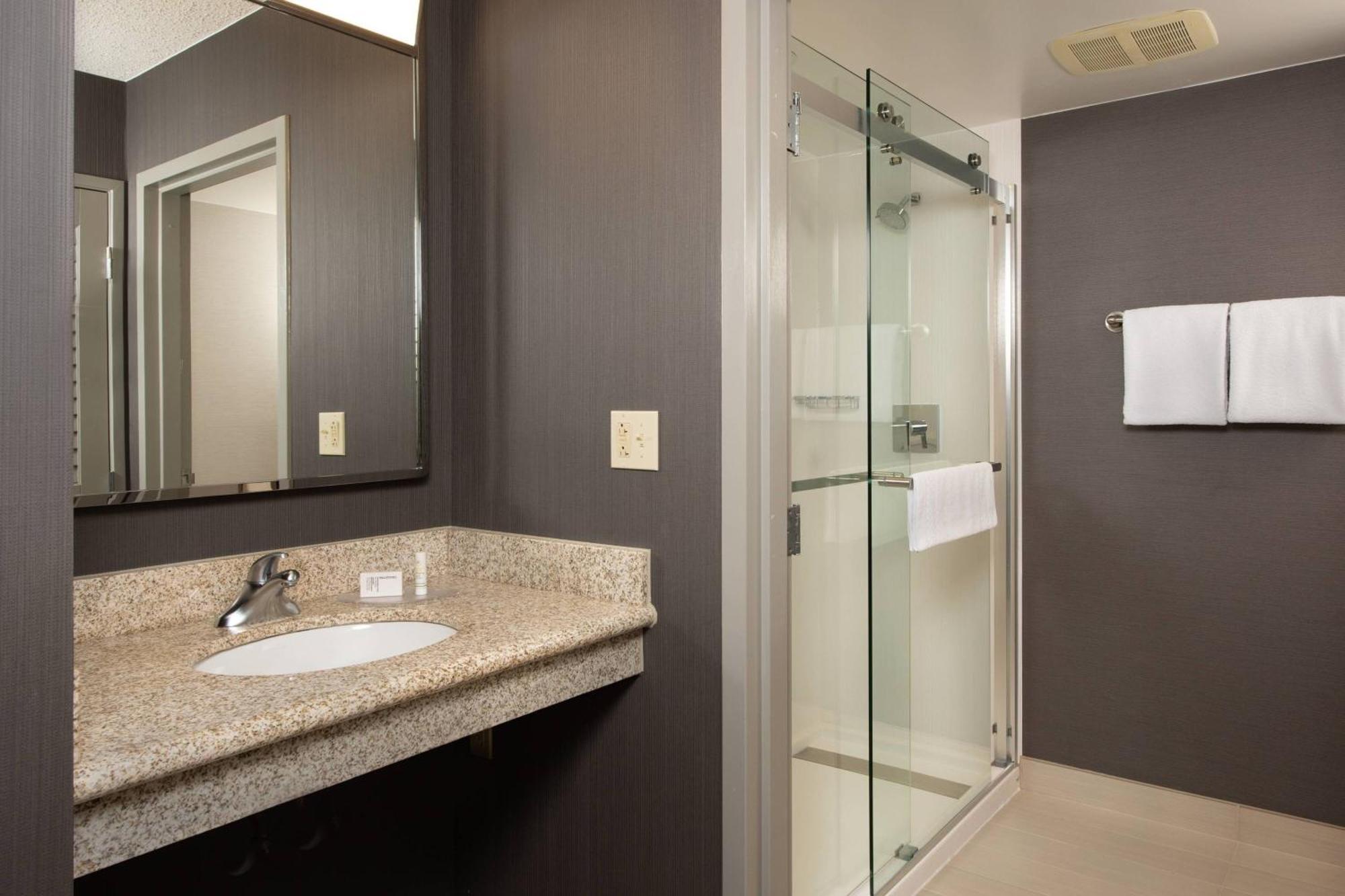 Hotel Courtyard By Marriott Frederick Esterno foto